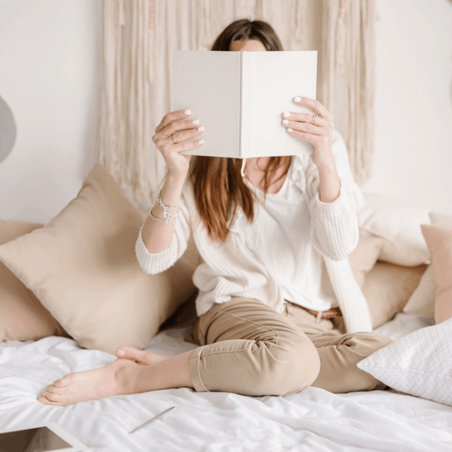 女人在家庭办公室早上读书