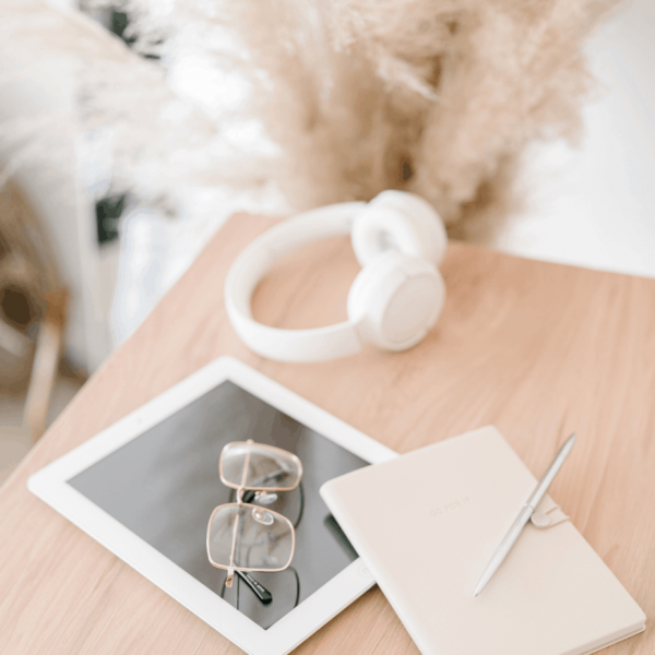 办公桌平板电脑耳机