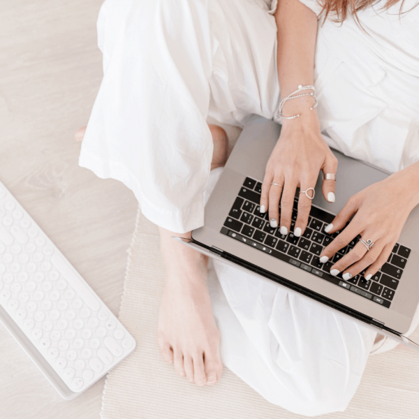 在家工作的女人笔记本电脑笔记本